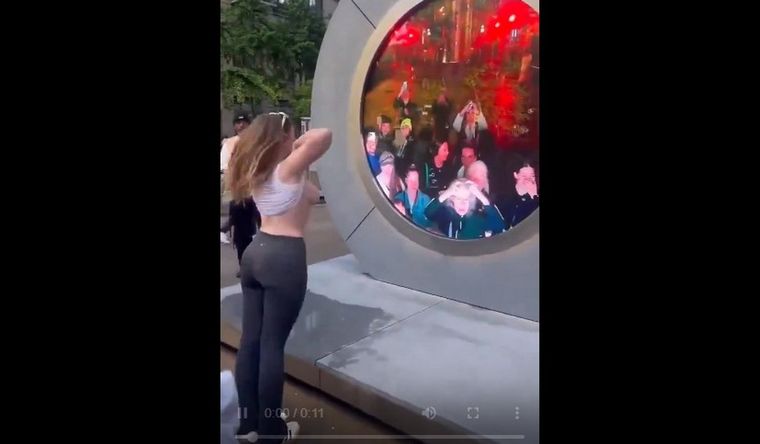 Una señorita mostró de más, ante los ojos asombrados de sus vecinos. Foto: X, ThePollAunt.