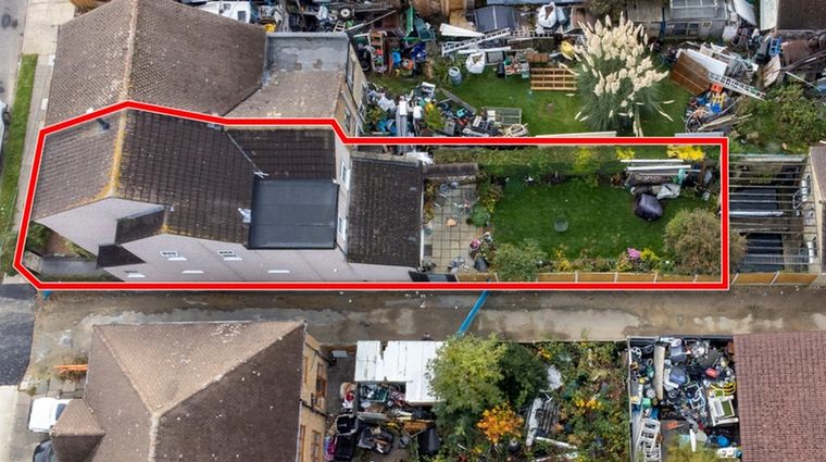 La casa cercada, en Londres, se llena de ratas. Foto: TheSun.