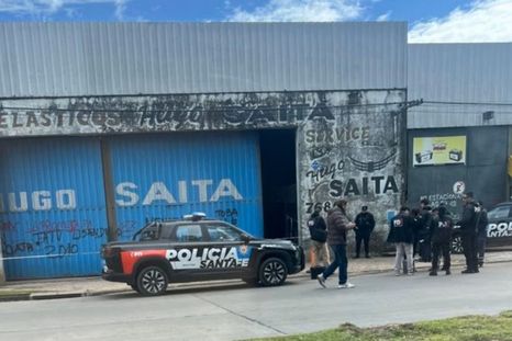 Tragedia en Rosario: Un mecánico murió aplastado por un colectivo en un taller.