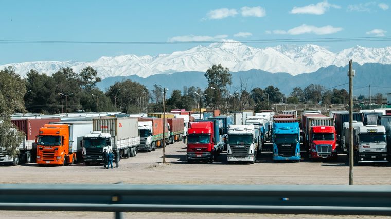 Cerca de 2.000 camiones esperan para cruzar a Chile en distintos puntos de Mendoza. Foto: Santiago Tagua/MDZ
