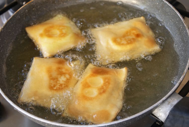 En Italia, la receta de ravioles fritos de ricota suele servirse como aperitivo en fiestas y celebraciones. En Italia, la receta de ravioles fritos de ricota suele servirse como aperitivo en fiestas y celebraciones.
