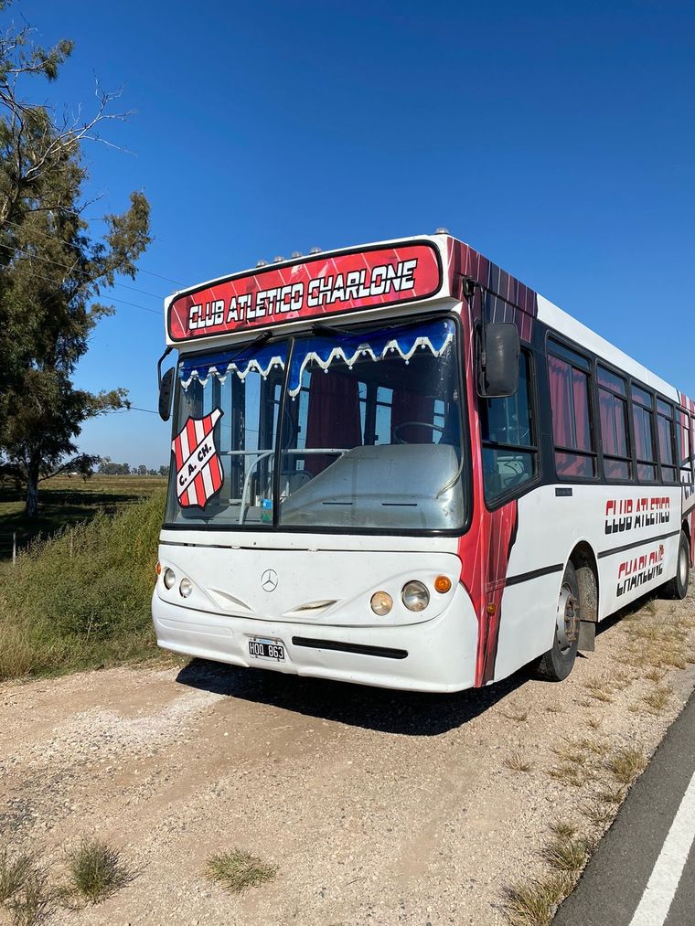 El colectivo que salvó de la espera al plantel del Globo Foto: Prensa Huracán