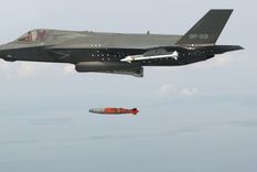 Un F-35 Lightning II lanza una bomba GBU-32 JDAM en un campo de pruebas del Atlántico, 2012.