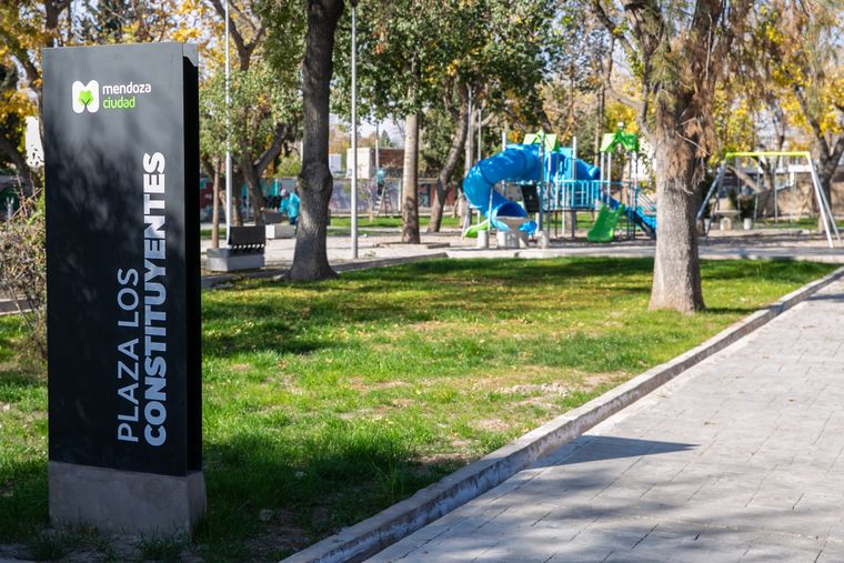 La plaza citadina volvió a abrir tras una obra de 270 días que incluyó caminos accesibles, nuevo mobiliario y mejoras paisajísticas para toda la comunidad.