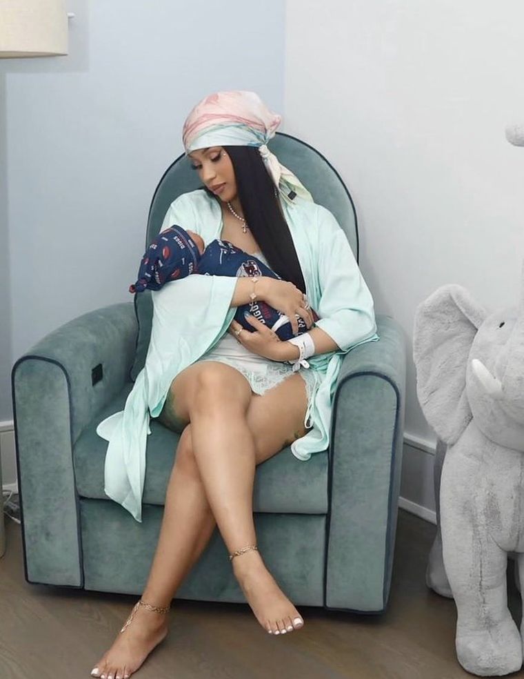 La artista eligió la forma de corazón para la pieza bañada en oro que simboliza su vínculo con el recién nacido. La artista eligió la forma de corazón para la pieza bañada en oro que simboliza su vínculo con el recién nacido.