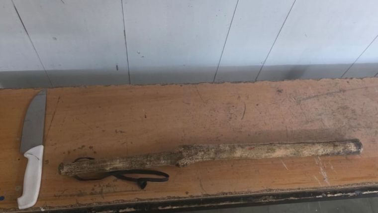 Durante el procedimiento se secuestro un cuchillo tipo carnicero y un palo gomero perteneciente al detenido. Durante el procedimiento se secuestro un cuchillo tipo carnicero y un palo gomero perteneciente al detenido.