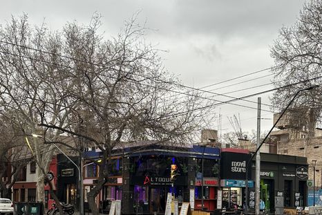 La esquina donde ha aparecido el cartel. En la nota, la foto y las posibles explicaciones. Foto: MDZ
