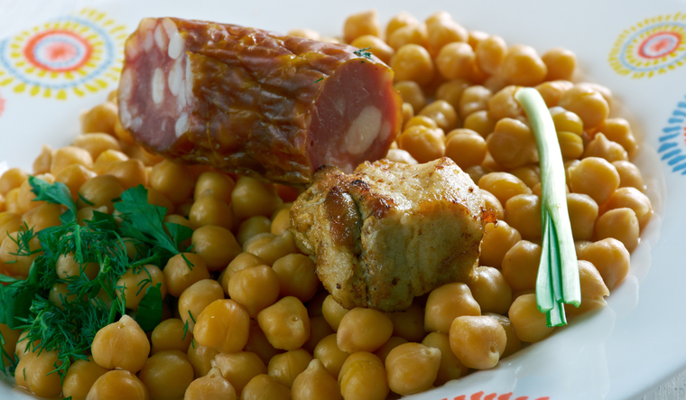 Esta receta tradicional suele servirse en dos vuelcos primero la sopa y luego los garbanzos con carnes. Esta receta tradicional suele servirse en dos vuelcos primero la sopa y luego los garbanzos con carnes.