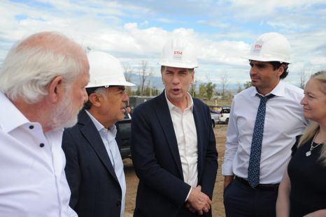 Diego Santilli fue recibido por el gobernador Alfredo Cornejo y autoridades provinciales tras su arribo a Mendoza.