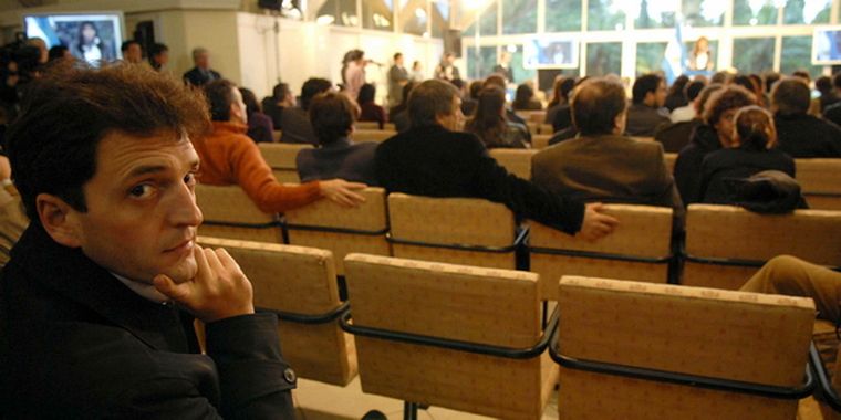 El Jefe de Gabinete presencia la conferencia. Foto: Telam