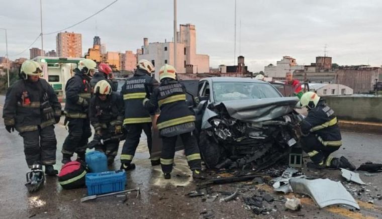 Tres heridos graves tras un choque frontal sobre el puente Nicolás Avellaneda.