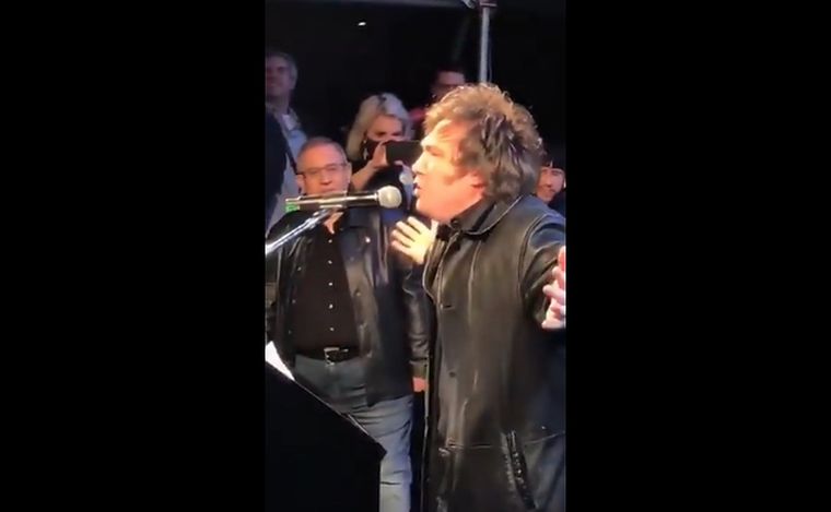 Javier Milei cerró su campaña cantando La Renga y generó un gran revuelo en redes sociales.