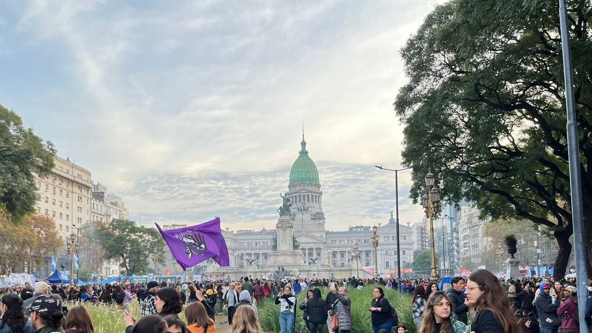 Miles de mujeres se concentran en el Congreso de Ni Una Menos: expectativa por el acto central