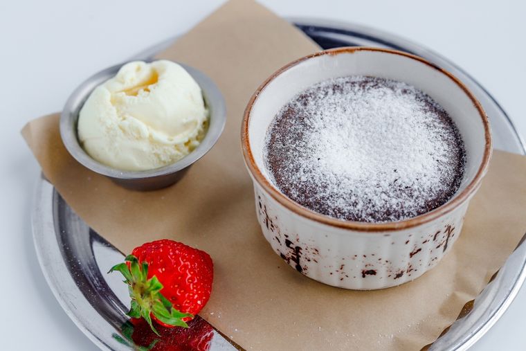 Receta de soufflé de chocolate con textura ligera y sabor intenso.