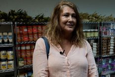 Ilona Biskup busca productos gratuitos en la despensa de Feeding South Florida, un banco de alimentos de Miami.