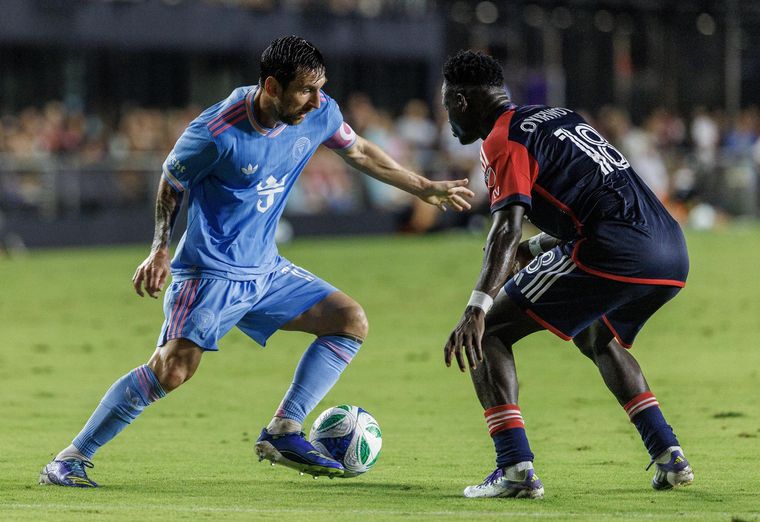 Lionel Messi encara ante la marca de un defensor rival. El astro argentino no pudo convertir, pero dio un triplete de asistencias para que el Inter Miami goleara.&nbsp;