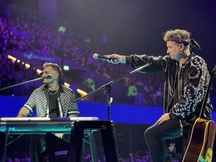 Chano y Bambi durante un momento del show acústico. Foto: Gabriel Sotelo
