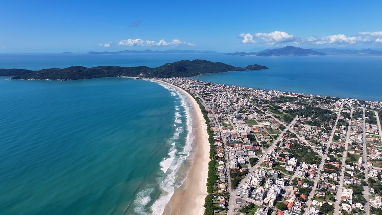 Las playas de Bombinhas se destacan por sus aguas claras y pequeñas bahías ideales para actividades en el mar. Las playas de Bombinhas se destacan por sus aguas claras y pequeñas bahías ideales para actividades en el mar.