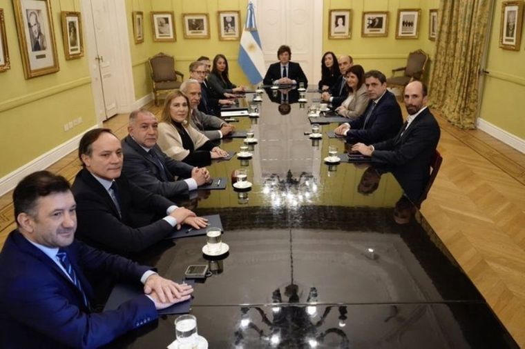 Milei y Villarruel junto a senadores aliados en Casa Rosada Foto: Presidencia