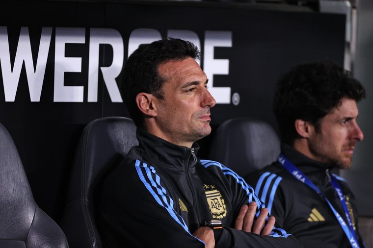 Scaloni y Aimar, mirando el show de Messi. Scaloni y Aimar, mirando el show de Messi. 