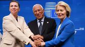La primera ministra danesa, Mette Frederiksen (izquierda), el presidente del Consejo Europeo, António Costa, y la presidenta de la Comisión Europea, Ursula von der Leyen, anuncian el acuerdo en la cumbre de Bruselas. La primera ministra danesa, Mette Frederiksen (izquierda), el presidente del Consejo Europeo, António Costa, y la presidenta de la Comisión Europea, Ursula von der Leyen, anuncian el acuerdo en la cumbre de Bruselas.