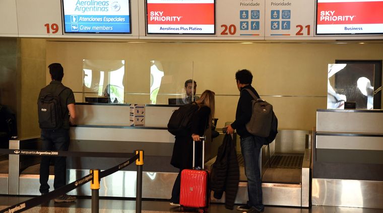 El estilista emprendió el viaje en el aeropuerto de Mendoza (imagen ilustrativa). Foto: ALF PONCE MERCADO / MDZ
