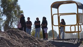 Vecinos de Luján esperan el colectivo para ir a votar lejos de su casa.&nbsp;