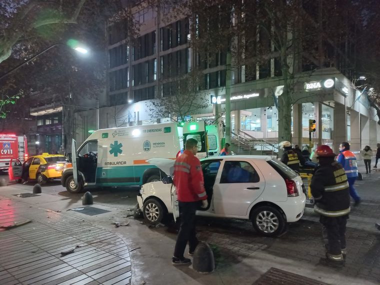 Continúan los intentos por rescatar a la conductora atrapada Foto: Twitter: @MATIPASCUALETTI