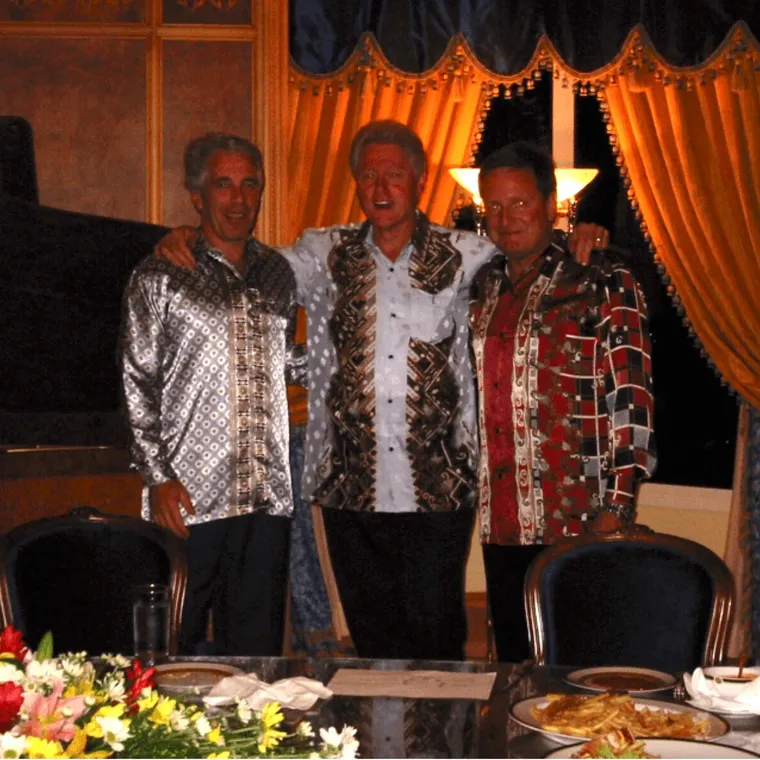 Bill Clinton en una fiesta con Jeffrey Epstein Bill Clinton en una fiesta con Jeffrey Epstein