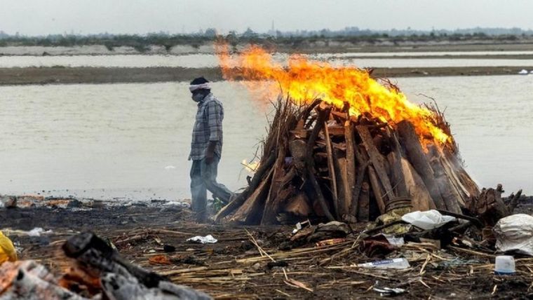 Muchas víctimas mortales del coronavirus son incineradas a lo largo del Ganges en Uttar Pradesh. Foto: REUTERS