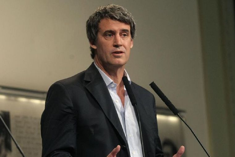 Alfonso Prat-Gay criticó en duros términos a Javier Milei