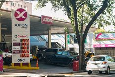 Tras un nuevo aumento en los surtidores, los automovilistas buscan cargar luego de evaluar los descuentos que ofrece cada marca. Foto: Santiago Tagua/MDZ