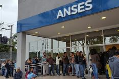 calendario de pago de anses: quienes cobran jubilaciones, pensiones y auh en el ultimo dia de abril