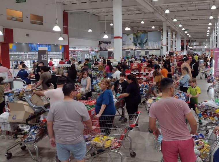 Tras la suba de combustibles, en varios supermercados y mayoristas se observaron largas filas y changuitos llenos Foto: gentileza @lcirico