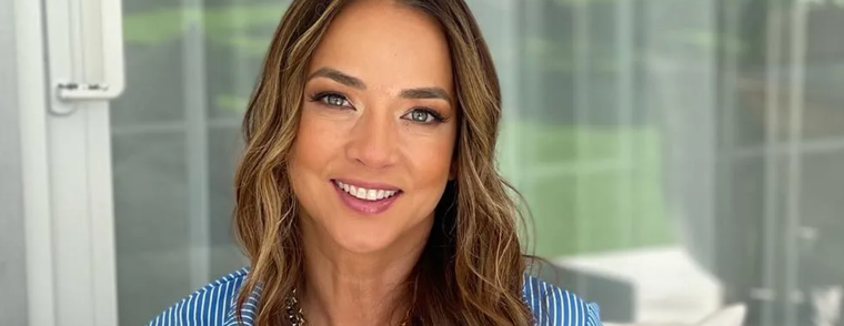 Adamari López siempre luce radiante no importa la prenda que use. Foto: Instagram @adamarilopez