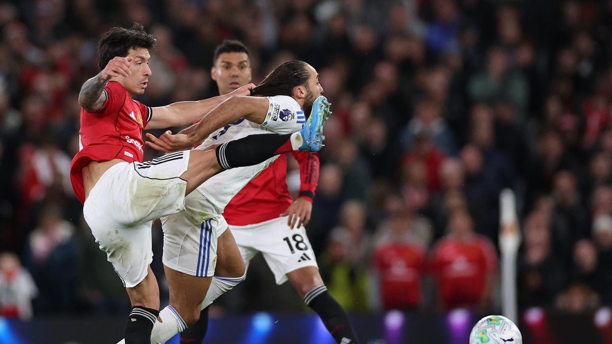 La exagerada sanción que recibió Lisandro Martínez tras su expulsión por tirarle el pelo a un rival