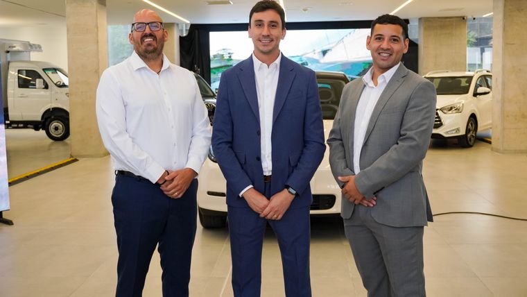 Sebastián Muñoz -jefe de postventa JAC Lorenzo-, Juan Manuel Sales -gerente general de Baic, JAC, Shineray, JMC y Lorenzo- y Lucas Contreras -jefe de ventas JAC Lorenzo-.