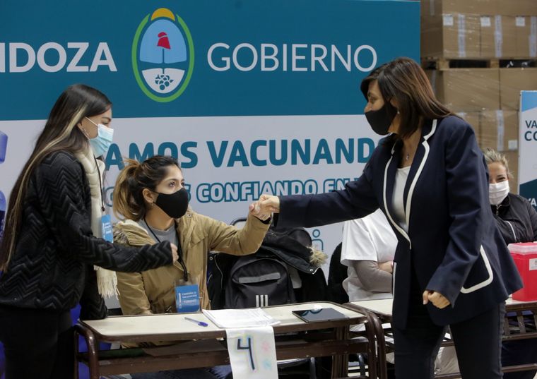 Mariana Juri recorrió un vacunatorio para ponderar la gestión del Gobierno. Foto: Gentileza