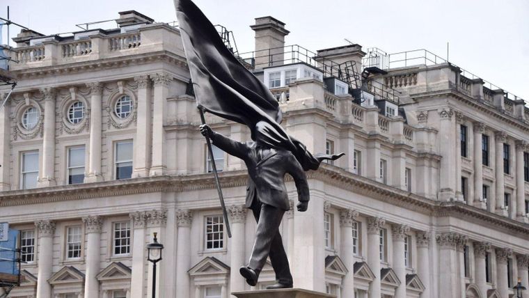 La estatua apareció en Waterloo Place.