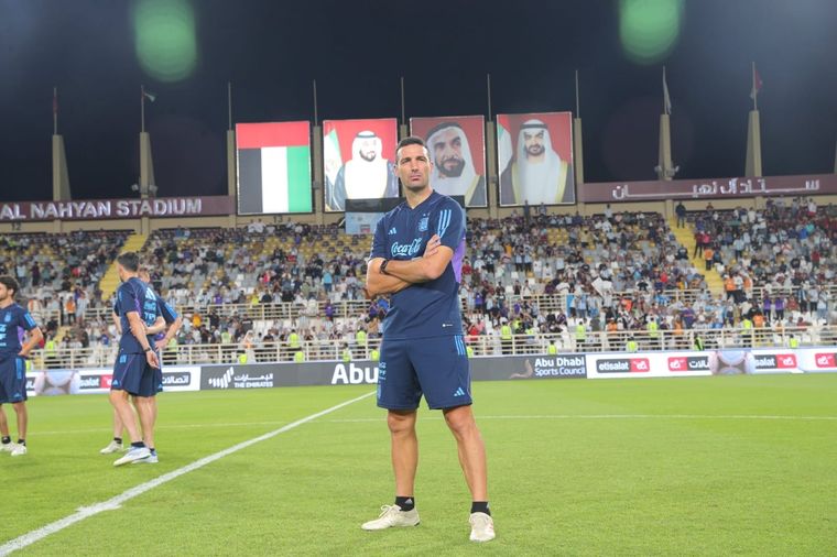 Scaloni definió que Dybala, Cuti Romero, Nicolás González y Papu Gómez se quedaran afuera del banco vs. Emiratos Árabes Unidos. Foto: (foto: @Argentina).
