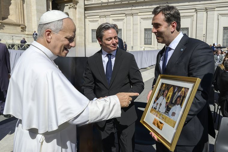Leonardo Boto, intendente de Luján, junto al papa León XIV en la Ciudad del Vaticano.