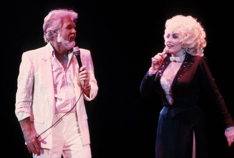 Kenny Rogers actuando con Parton en Nueva York alrededor de 1985.