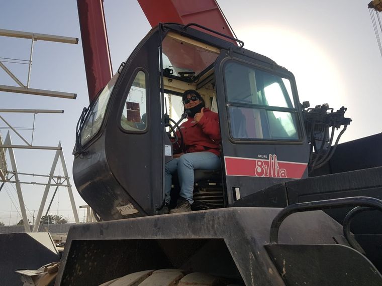 Paola, en una de las plataformas donde maneja, en plena cordillera. Foto: Gentileza