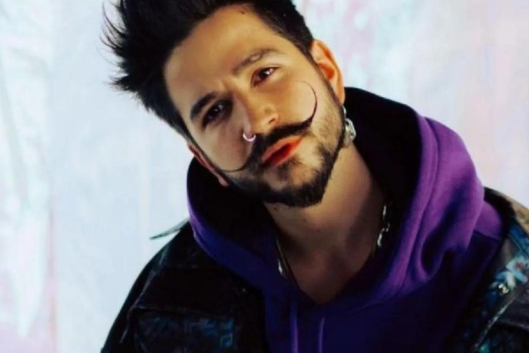 CAMILO RESPONDIÓ SIN VUELTAS A UN PERIODISTA. EL CANTANTE SE REFIRIÓ A LA INGESTA DE PLACENTA DE EVALUNA.