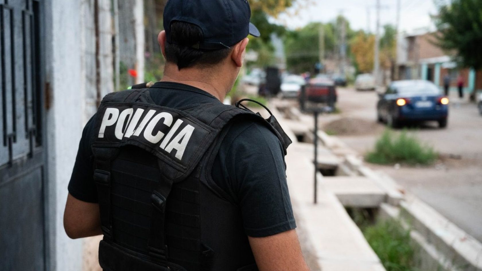 Un policía de Mendoza duerme en una casa sin ventanas y no puede llevar el arma reglamentaria.
