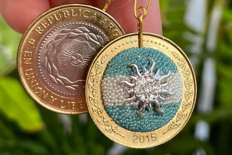 Escarapela realizada por la diseñadora Paola Costantini. Escarapela realizada por la diseñadora Paola Costantini.