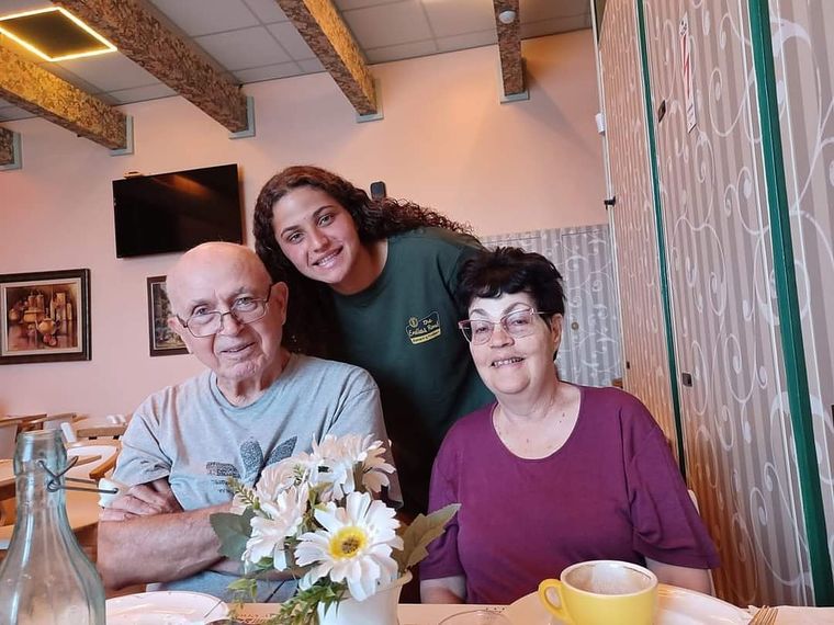 Nurit Cooper, una de las rehenes liberadas, junto a su familia. Su esposo sigue de rehén Foto: Facebook: Nurit Cooper