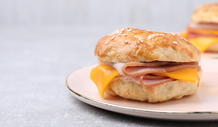 La receta original de bagels nació en Europa del Este y luego se popularizó en América. La receta original de bagels nació en Europa del Este y luego se popularizó en América.