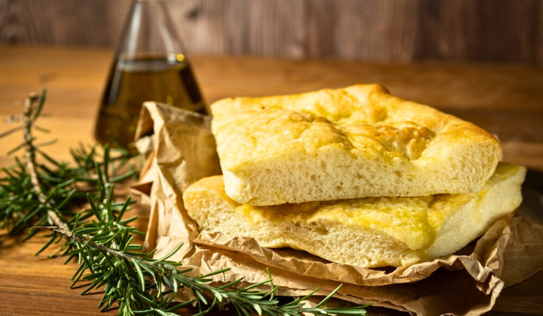 Cómo hacer focaccia con aceite de oliva y romero en casa Foto: Shutterstock