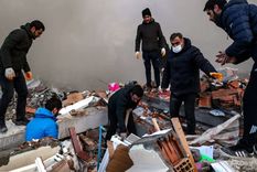 Los operativos no cesan de buscar sobrevivientes. Foto: Efe. Los operativos no cesan de buscar sobrevivientes. Foto: Efe.